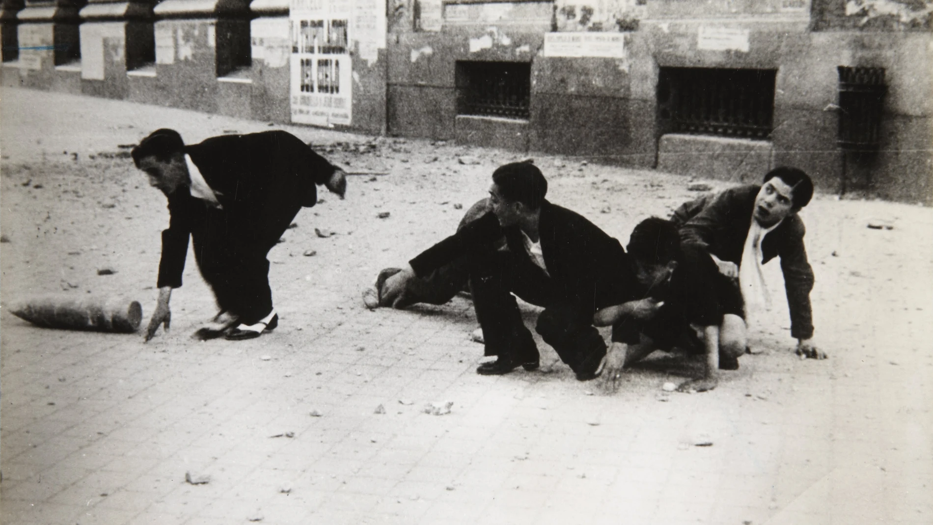 Jóvenes madrileños se refugian de los disparos durante el asedio de 1936