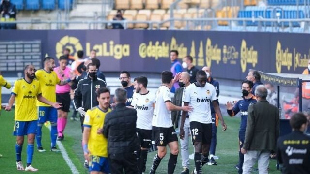 El jugador del Valencia Mouctar Diakhaby se retira del campo después de acusar de racismo al futbolista del Cádiz Cala.