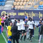El jugador del Valencia Mouctar Diakhaby se retira del campo después de acusar de racismo al futbolista del Cádiz Cala.