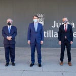 El presidente de la Junta de Castilla y León, Alfonso Fernández Mañueco, junto al bioquímico Mariano Barbacid, el rector de la Universidad Ricardo Rivero, el presidente de la Diputación Javier Iglesias y el consejero Fernández Carriedo antes de la presentación de una iniciativa en materia de investigación