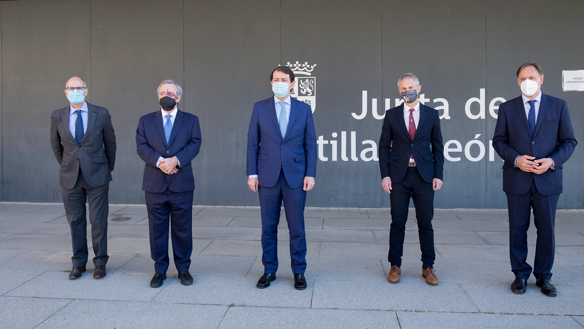 El presidente de la Junta de Castilla y León, Alfonso Fernández Mañueco, junto al bioquímico Mariano Barbacid, el rector de la Universidad Ricardo Rivero, el presidente de la Diputación Javier Iglesias y el consejero Fernández Carriedo antes de la presentación de una iniciativa en materia de investigación