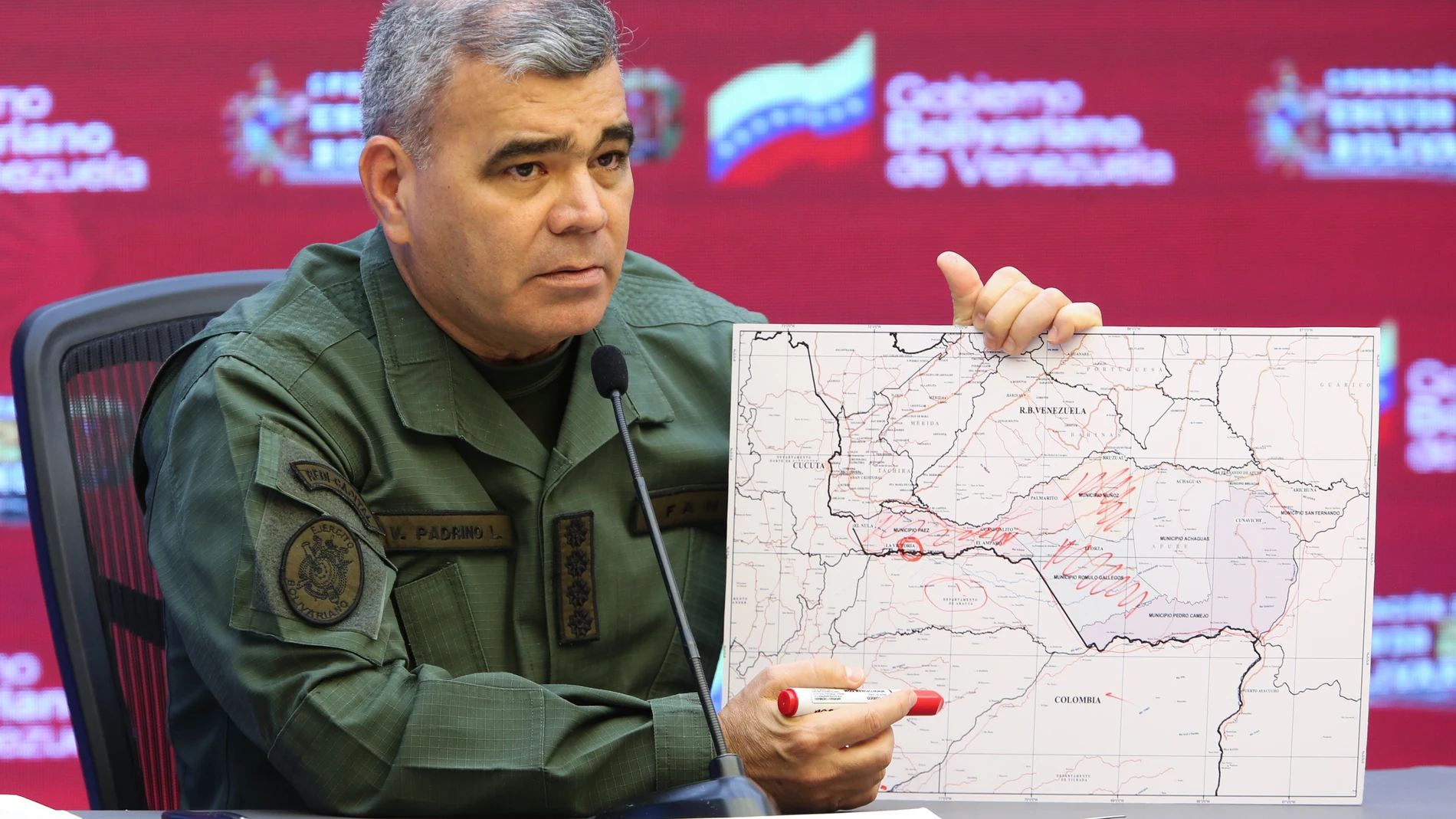 HANDOUT - 05 April 2021, Venezuela, Caracas: Vladimir Padrino, Defence Minister of Venezuela, shows a map with markings on the border with Colombia. Eight military personnel were reportedly killed in fighting between the Venezuelan military and armed Colombian gangs, according to information from the Venezuelan ministry. Photo: -/Prensa Miraflores/dpa - ATTENTION: editorial use only and only if the credit mentioned above is referenced in full05/04/2021 ONLY FOR USE IN SPAIN