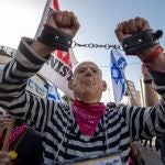 Un hombre con una máscara del primer ministro israelí Benjamin Netanyahu durante una manifestación en los juzgados de Salah El-Din, en Jerusalén