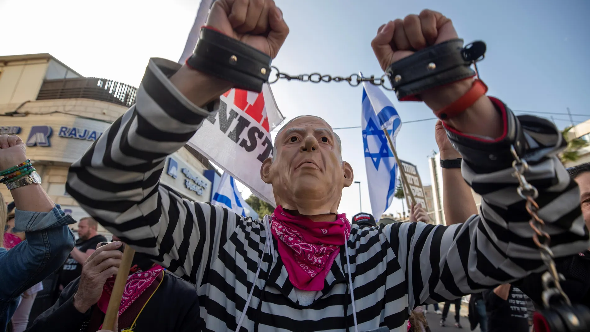 Un hombre con una máscara del primer ministro israelí Benjamin Netanyahu durante una manifestación en los juzgados de Salah El-Din, en Jerusalén