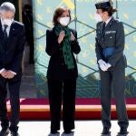 La teniente coronel Silvia Gil Cerdá (d) acompañada por la vicepresidenta primera y ministra de la Presidencia, Relaciones con las Cortes y Memoria Democrática, Carmen Calvo, y el ministro del Interior, Fernando Grande-Marlaska