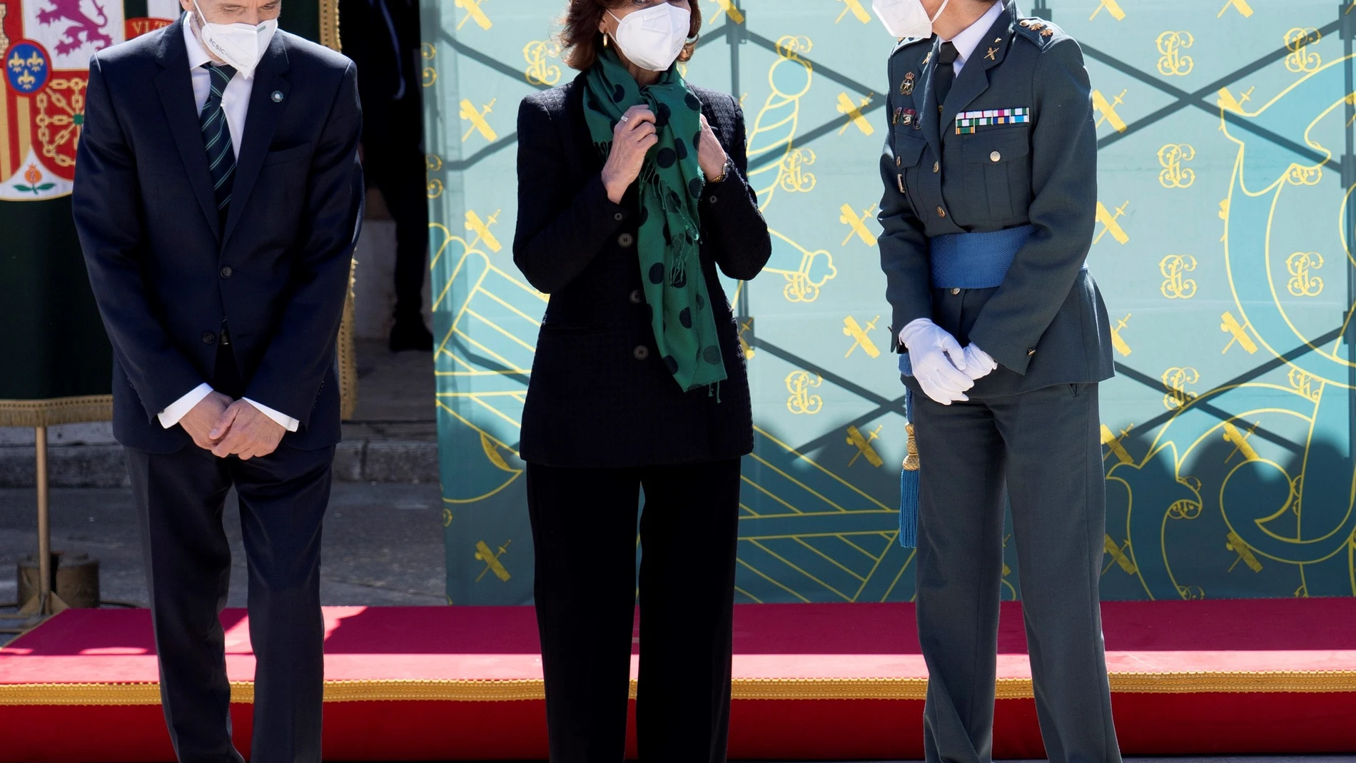 La teniente coronel Silvia Gil Cerdá (d) acompañada por la vicepresidenta primera y ministra de la Presidencia, Relaciones con las Cortes y Memoria Democrática, Carmen Calvo, y el ministro del Interior, Fernando Grande-Marlaska