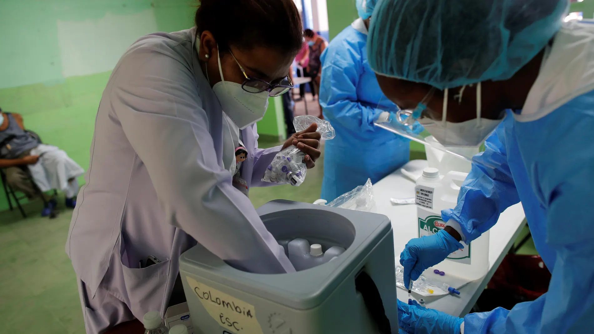 AME7809. SAN MIGUELITO (PANAMÁ), 05/04/2021.- Personal médico prepara vacunas Pfizer contra la covid-19 para aplicar segundas dosis a la población hoy, en la escuela república de Colombia, en San Miguelito (Panamá). Panamá, con 356.377 casos de la covid-19 y 6.135 muertes por la enfermedad, ha contratado la compra de 7,2 millones de dosis de vacuna, 5 millones de Pfizer y el resto de AstraZeneca, el mecanismo Covax, y ha entablado conversaciones con desarrolladores rusos y chinos para acceder a los preparados de Sputik V y Sinovac. EFE/ Bienvenido Velasco