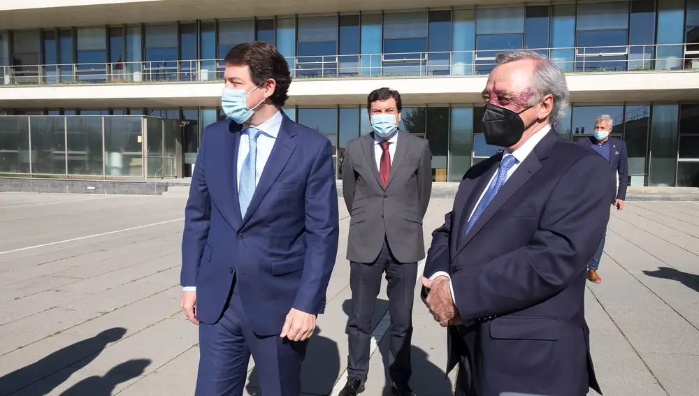 El presidente de la Junta de Castilla y León, Alfonso Fernández Mañueco, junto a Mariano Barbacid y el consejero Fernández Carriedo antes de la presentación de una iniciativa en materia de investigación