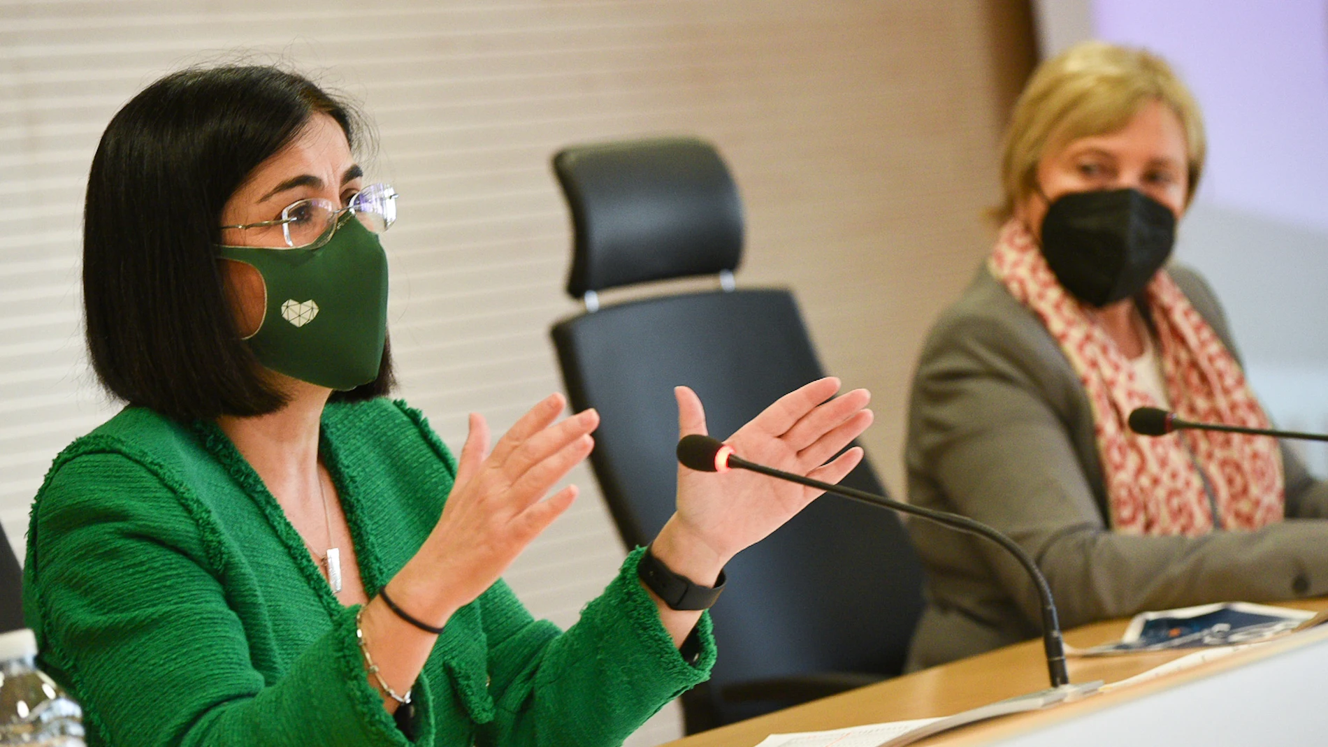 La ministra de Sanidad, Carolina Darias , acompañada de la consellera de Sanidad Universal y Salud Pública de la Comunidad Valenciana, Ana Barceló, ofrece una rueda de prensa