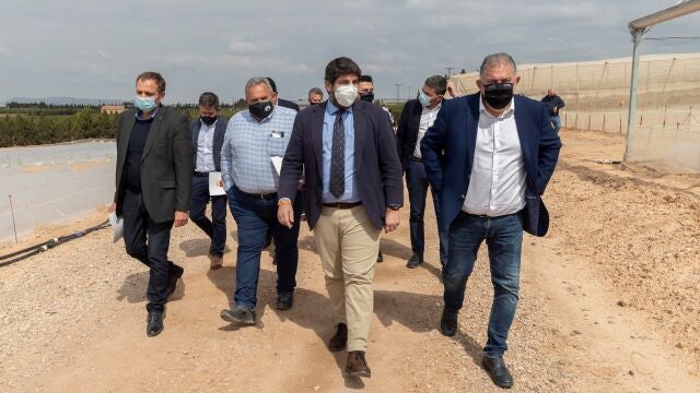 El presidente de Murcia, Fernando López Miras (2d), este lunes tras la reunión que ha mantenido con el presidente del Sindicato Central de Regantes del Acueducto Tajo-Segura, Lucas Jiménez (d), la patronal regional y representantes de organizaciones agrarias