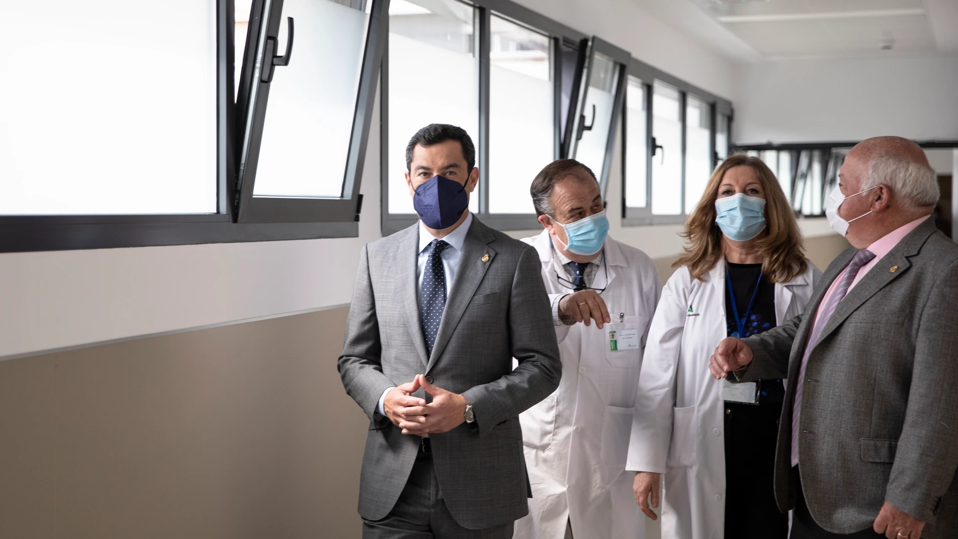 El presidente de la Junta de Andalucía, Juanma Moreno (1i), junto al consejero de Salud y Familias, Jesús Aguirre (d) y miembr, (Andalucía, España), a 05 de marzo de 2021.05 ABRIL 2021María José López / Europa Press05/04/2021