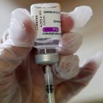 Un sanitario se dispone a administrar una dosis de AstraZeneca en Ronquieres (Bélgica)