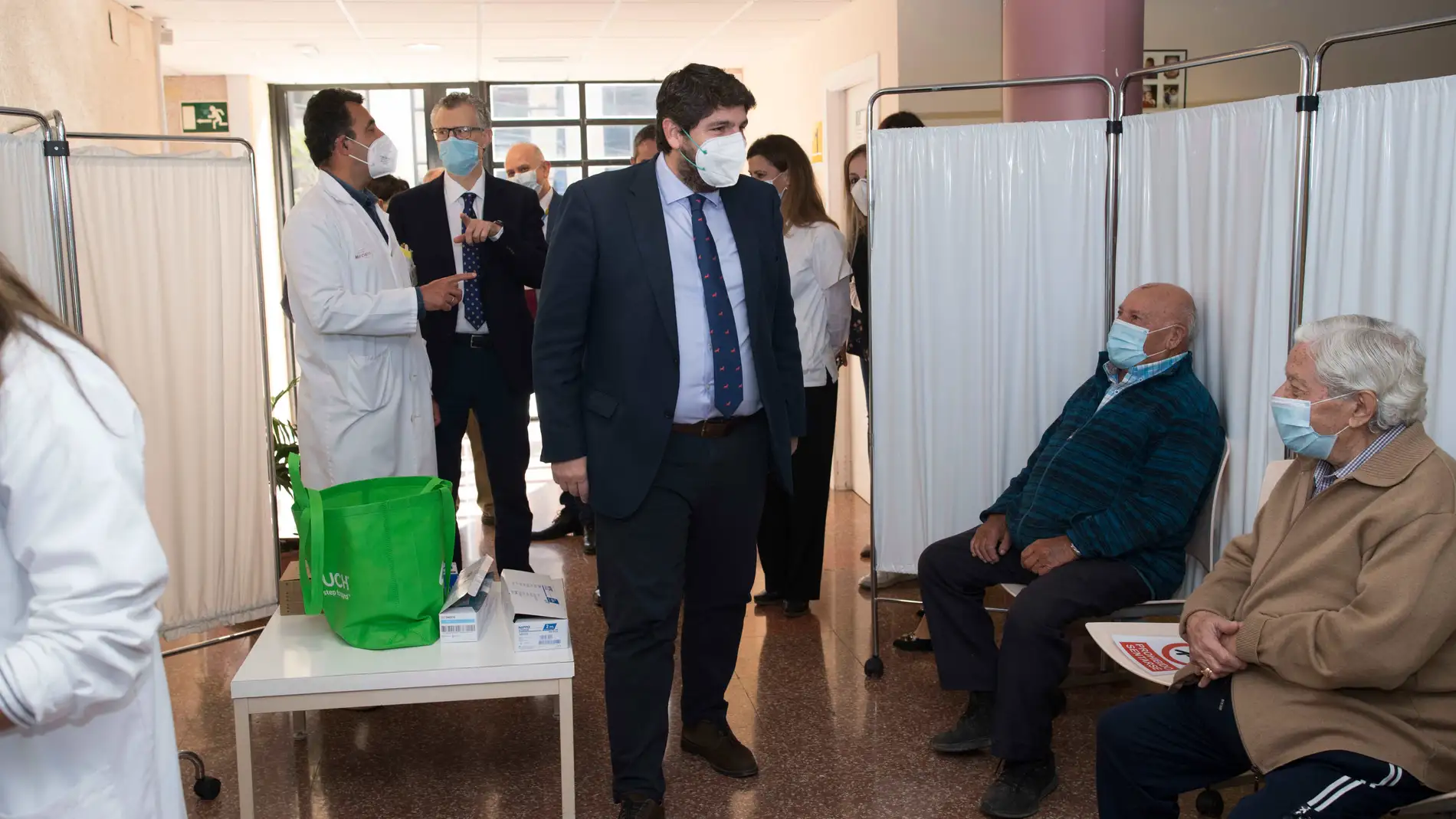 El presidente de la Comunidad, Fernando López Miras, visita el centro de salud de Alcantarilla-Sangonera