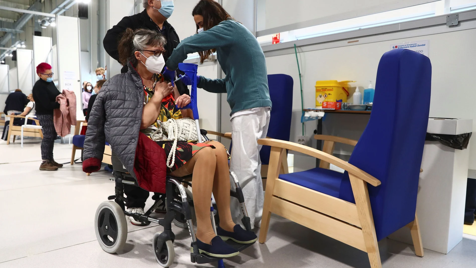 Una mujer recibe la vacuna de Astrazeneca en el Hospital Isabel Zendal