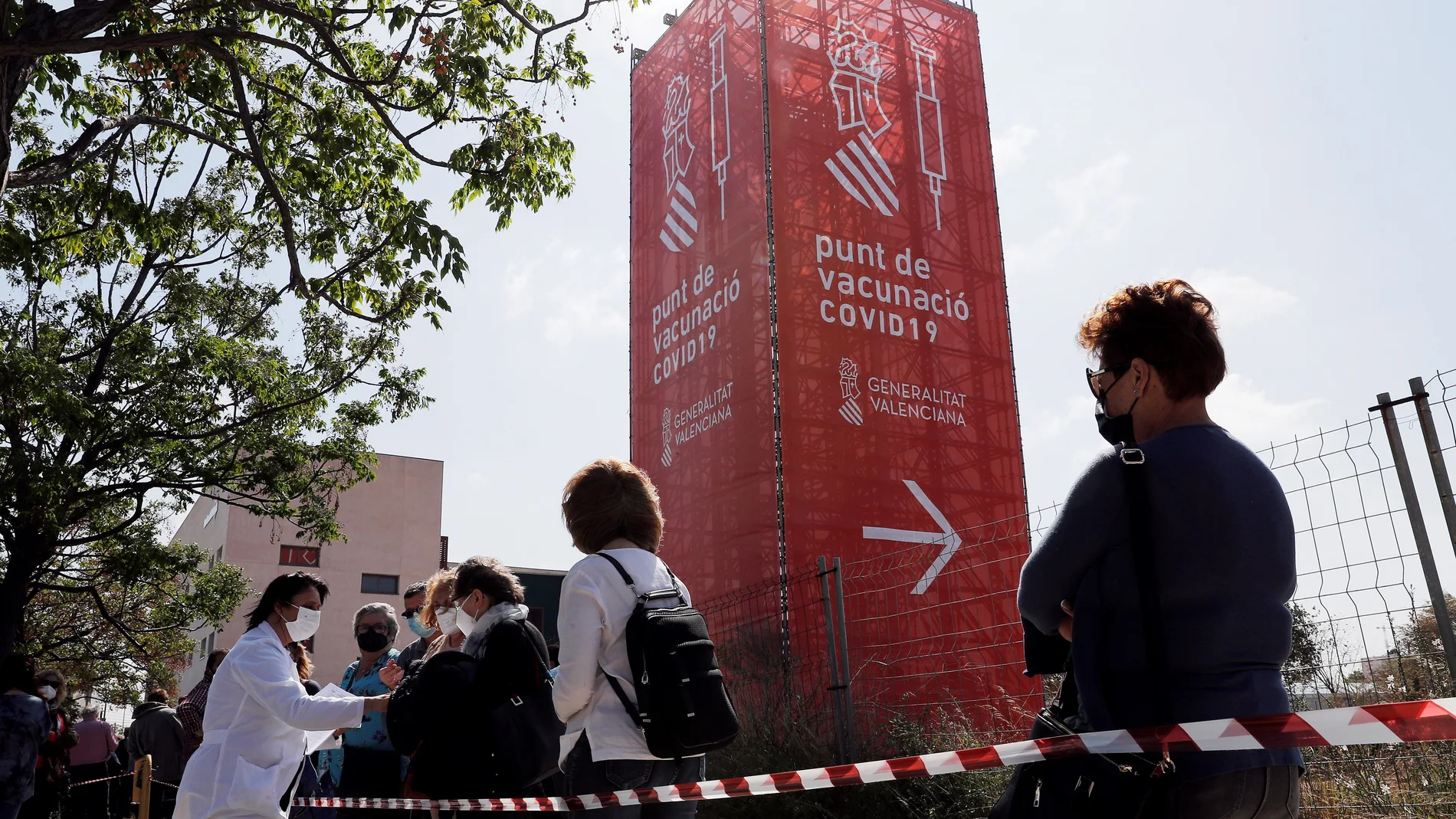 Personal sanitario del hospital de campaña ubicado junto a La Fe atiende a las personas que han sido citadas para vacunarse contra la covid-19.