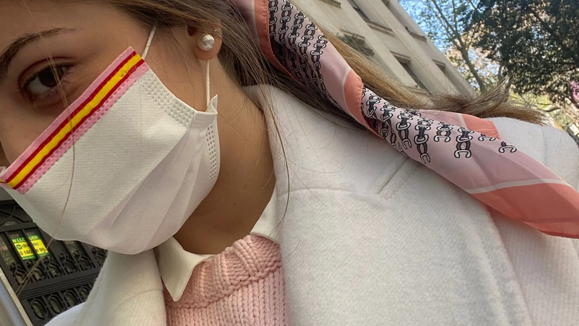 Júlia Calvet, de 20 años, recibió insultos y amenazas por llevar una mascarilla con la bandera de España en Barcelona