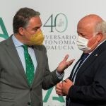 El exconsejero de la Presidencia Elías Bendodo y el exconsejero de Salud, Jesús Aguirre, en San Telmo