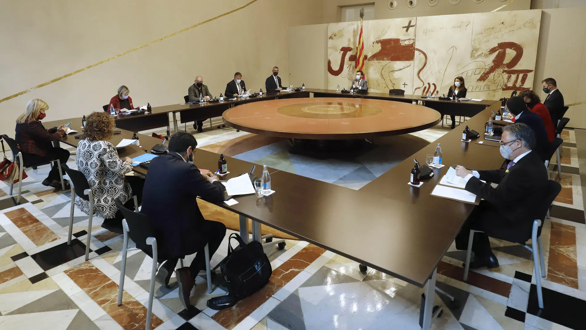 El vicepresidente del Govern en funciones, Pere Aragonés, ha presidido este martes la reunión semanal del gobierno de la Generalitat, mientras prosiguen las negociaciones entre ERC y JxCat