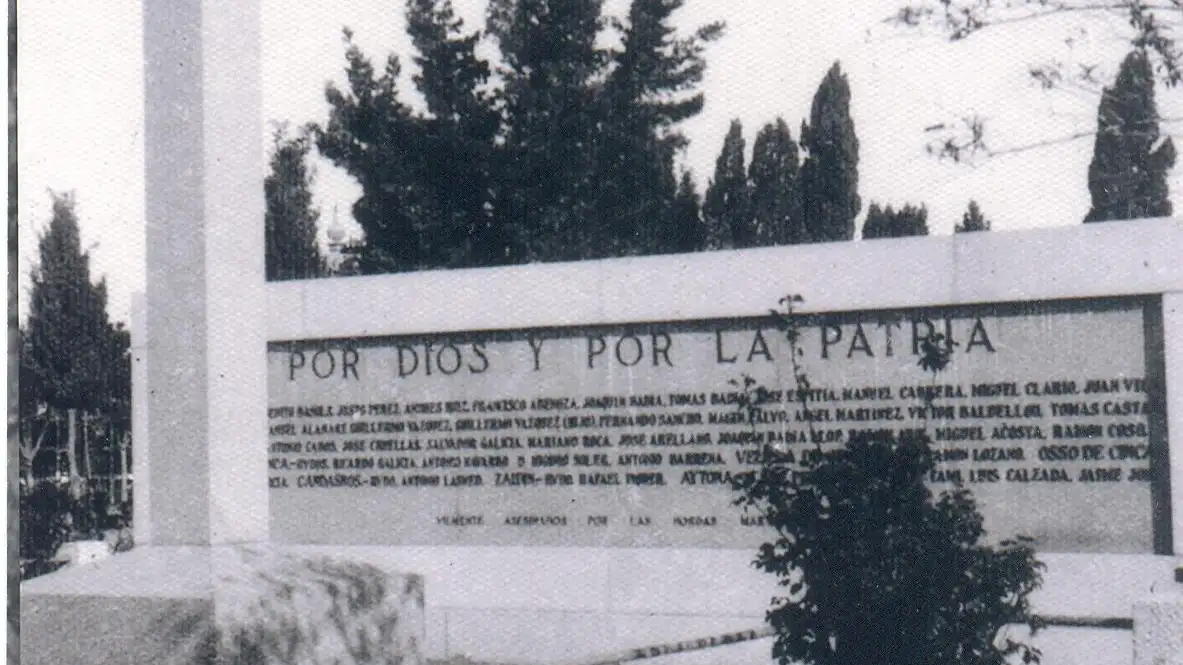 Fraga, cruz y lápida