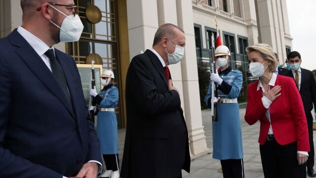 La presidenta de la Comisión Europea, Ursula von der Leyen, y el líder turco, Tayyip Erdogan, este martes en Ankara