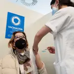Una mujer recibe una dosis de la vacuna de AstraZeneca