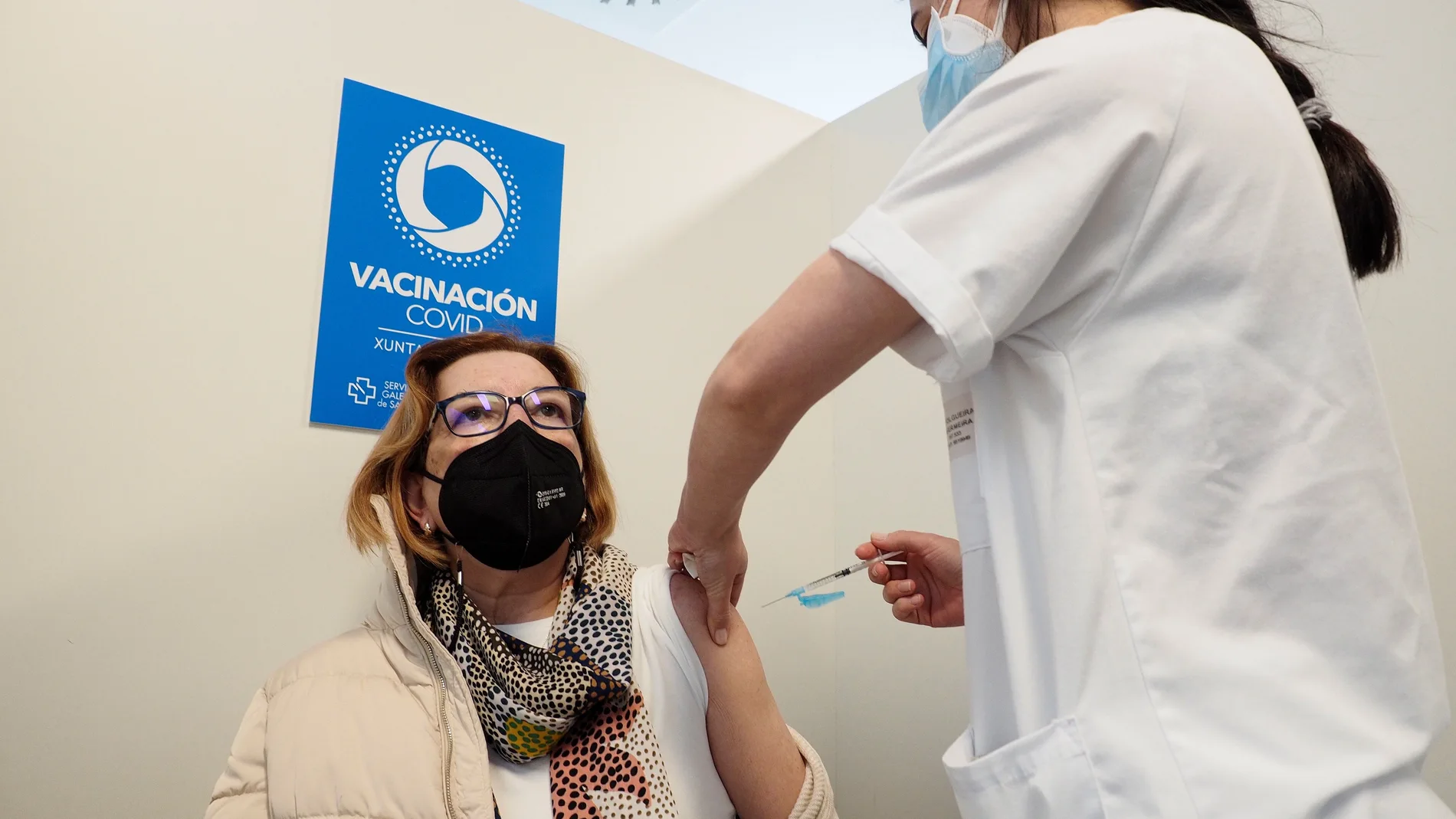 Una mujer recibe una dosis de la vacuna de AstraZeneca