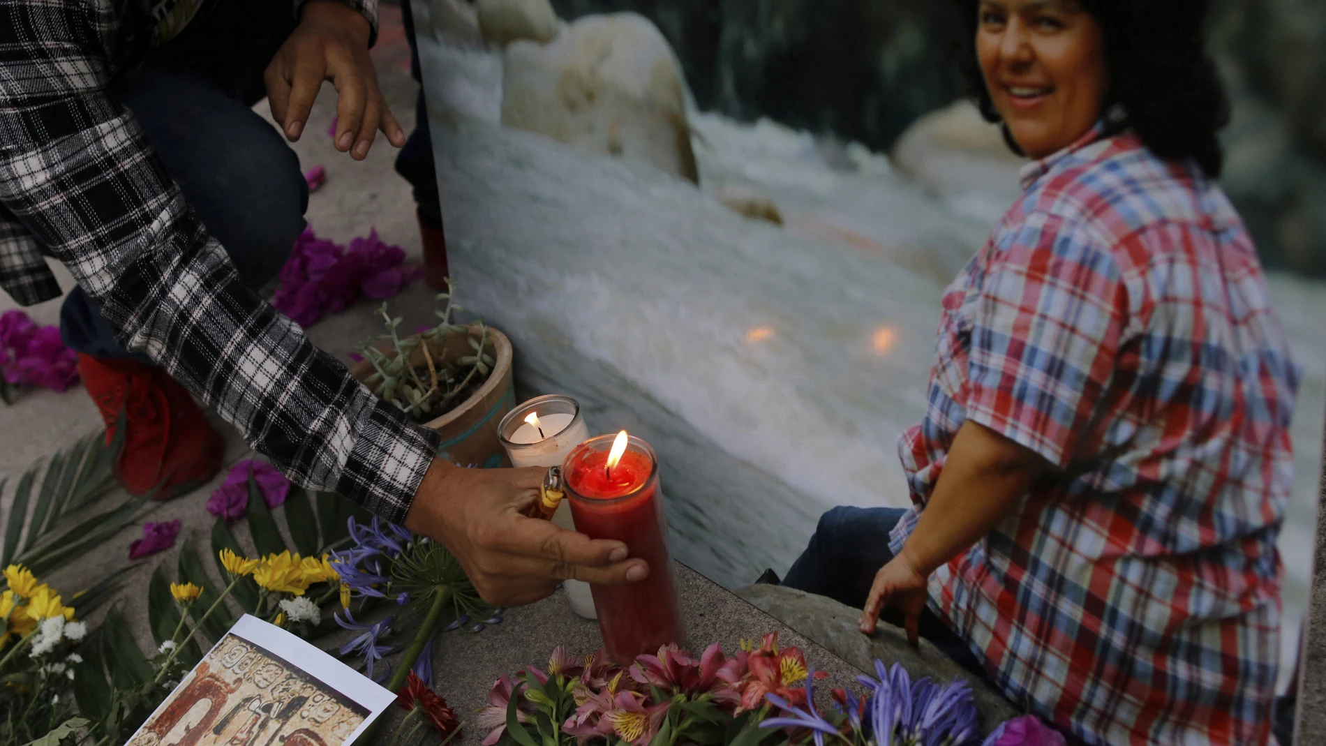 Una vela para la activista Berta Caceres en una ceremonia espiritual en abril, antes de que comenzase el juicio a los autores intelectuales del asesinato