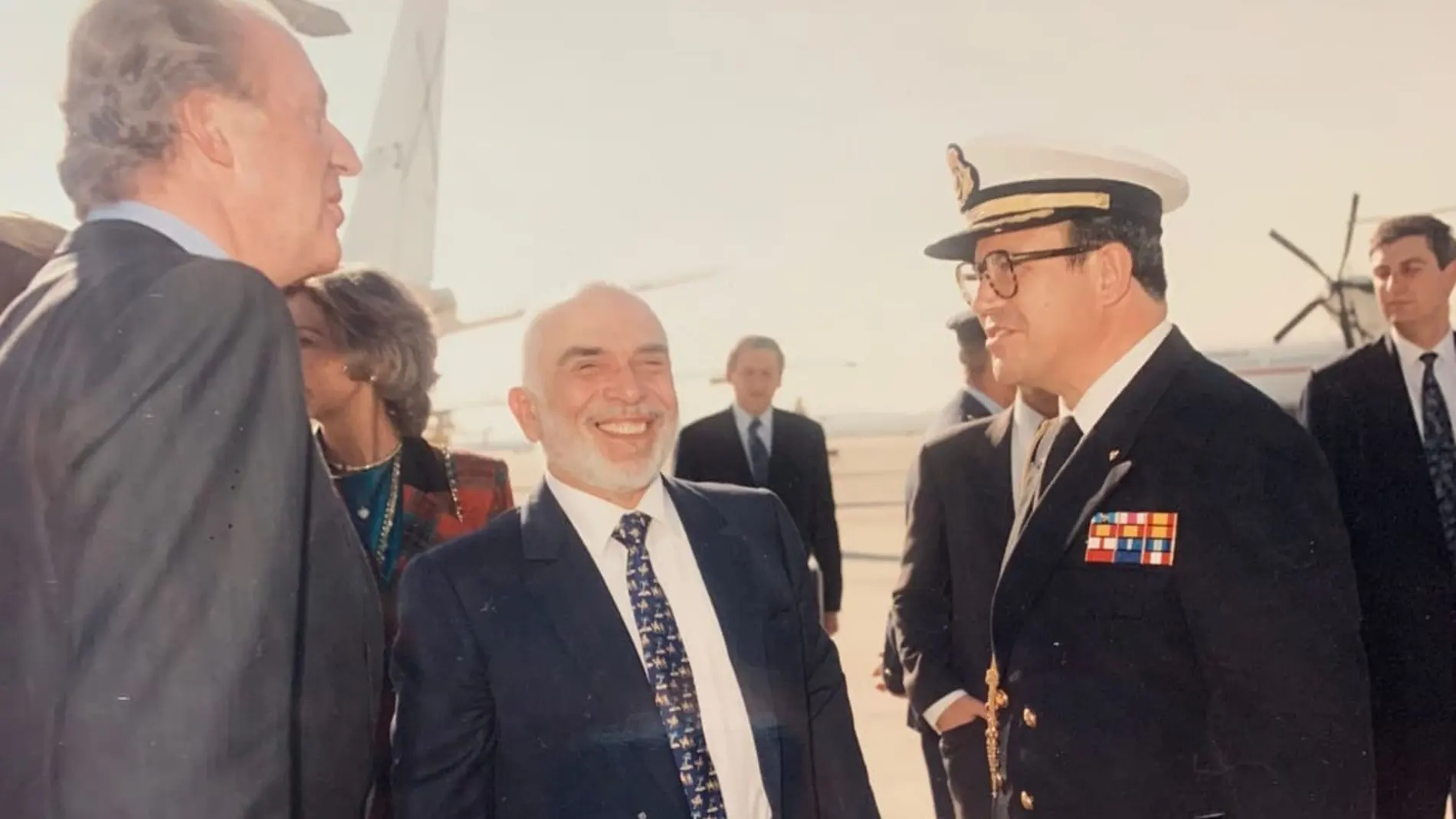 El Rey Don Juan Carlos, Hussein de Jordania, padre de Abdalá, y Juan Chicharro, durante una visita oficial del monarca hachemita