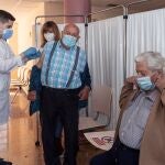 Un enfermero pone la segunda dosis de la vacuna de Pfizer a un hombre este martes, en el centro de salud de Alcantarilla, (Murcia)