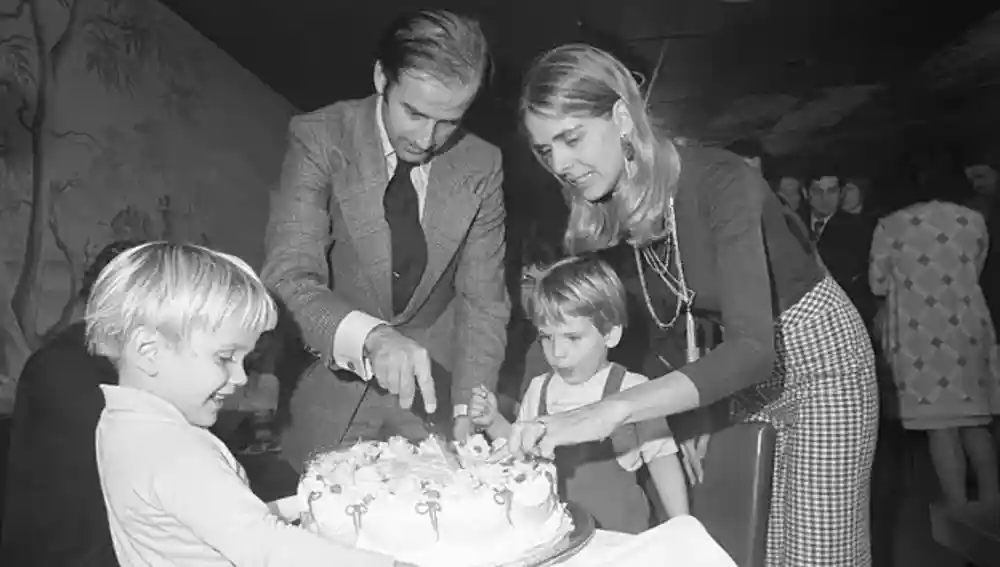 Joe Biden con su primera mujer y sus hijos Beau y Hunter el día de su 30 cumpleaños