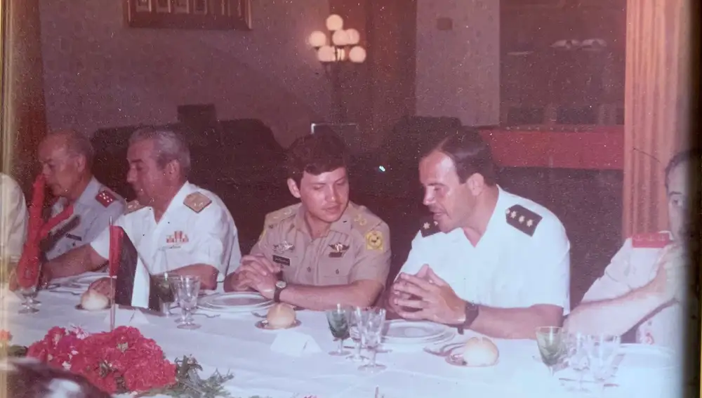 Juan Chicharro y el futuro monarca hachemita comparten mesa durante una comida