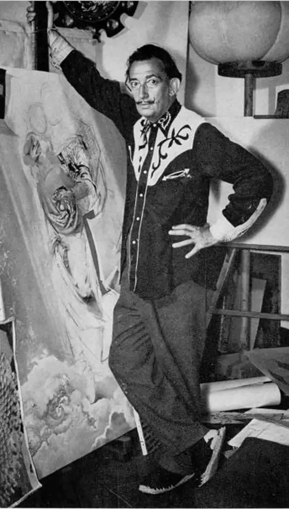 Salvador Dalí, junto al lienzo de &quot;Madona Cósmica&quot;