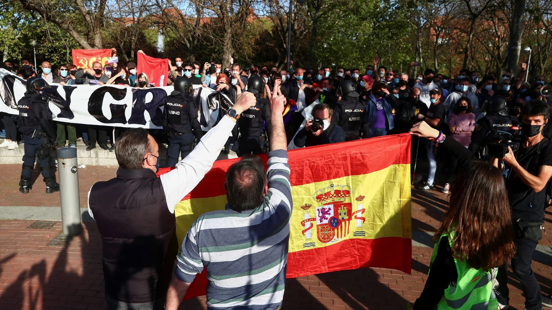 La Policía entre los simpatizantes de Vox y los manifestantes contrarios a su acto en Vallecas