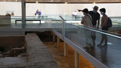 Turistas en la Villa Romana de La Olmeda
