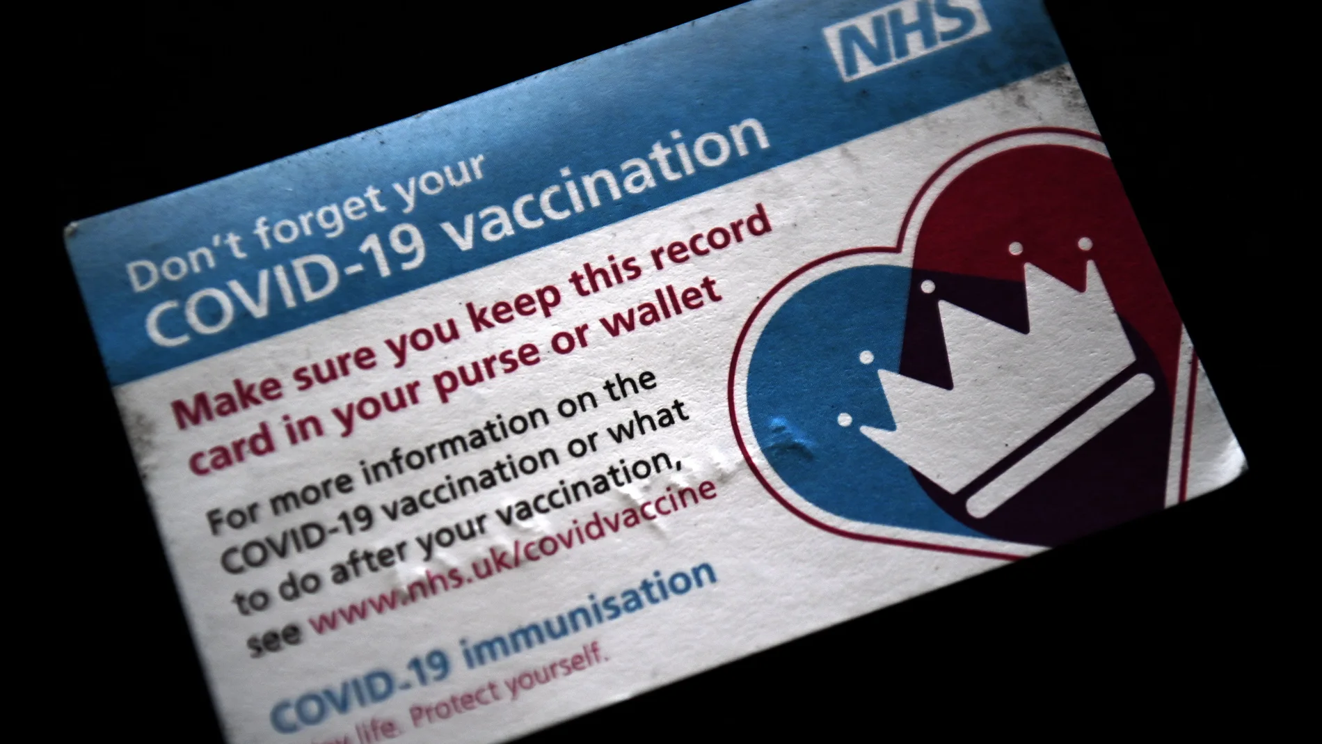 En la imagen, la tarjeta de vacunación que otorga el gobierno británico a las personas inmunizadas