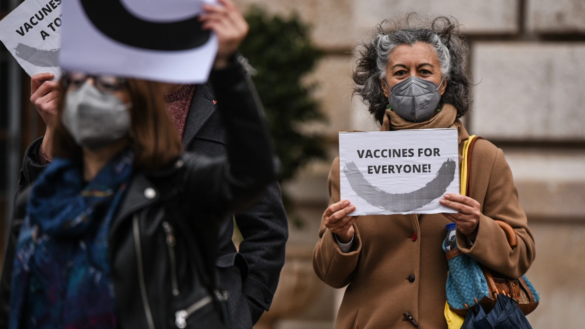 Una mujer sostiene un cartel donde se lee “Vaccines for Everyone!” durante una manifestación que reclama la liberación de las patentes de las vacunas para el Covid-19 en Valencia el pasado mes de abril