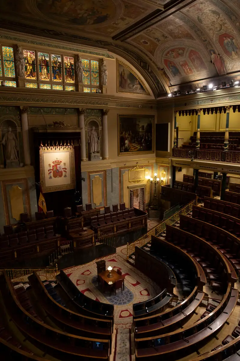 Hemiciclo del congreso de los diputados vacío.