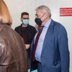 El consejero de Empleo, Universidades e Innovación de la Región de Murcia, Francisco Álvarez (d), tras dimitir para ser portavoz del grupo parlamentario Ciudadanos en la Asamblea Regional tras un encuentro celebrado esta tarde en la sede parlamentaria entre los seis diputados