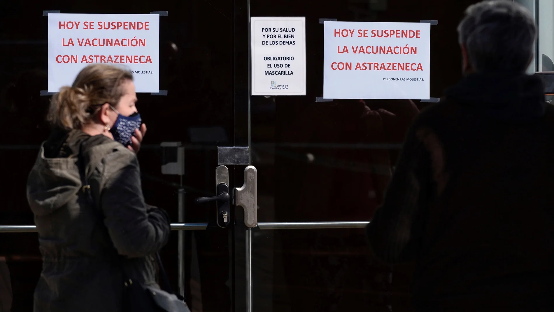 Vista de un centro de vacunación cerrado en Valladolid tras el anuncio de la Comunidad de suspender cautelarmente la vacunación contra la covid con viales de AstraZeneca