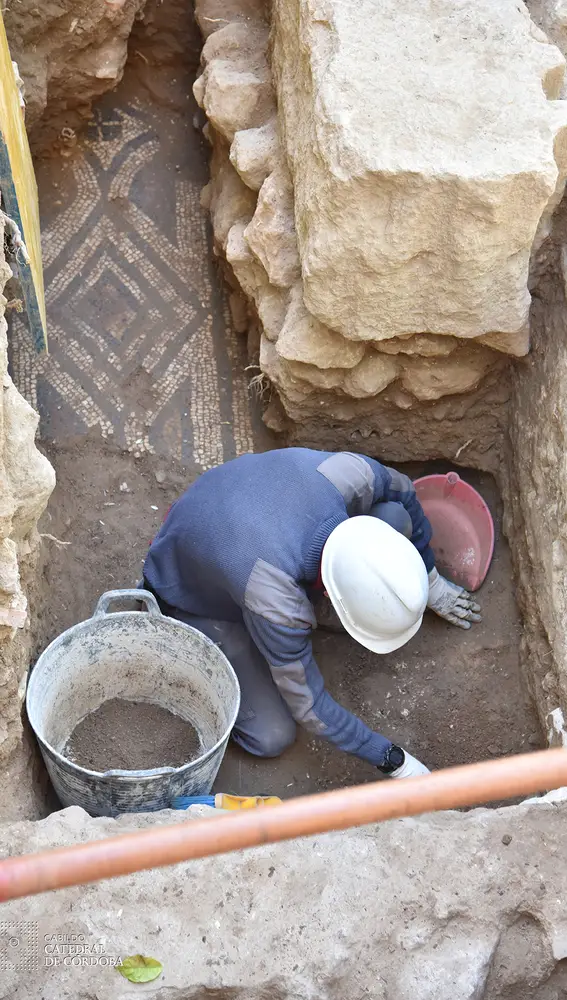 Excavador en la Mezquita de Córdoba