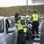 Agentes de la Guardia Civil durante un control de movilidad en la autovía A-66 dirección Sevilla