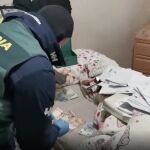 Fragmento del vídeo de la Policía Nacional y de la Guardia Civil que muestra un registro realizado en el marco de la operación