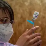 Una empleada sanitaria prepara una dosis de la vacuna de AstraZeneca durante la campaña de vacunación masiva