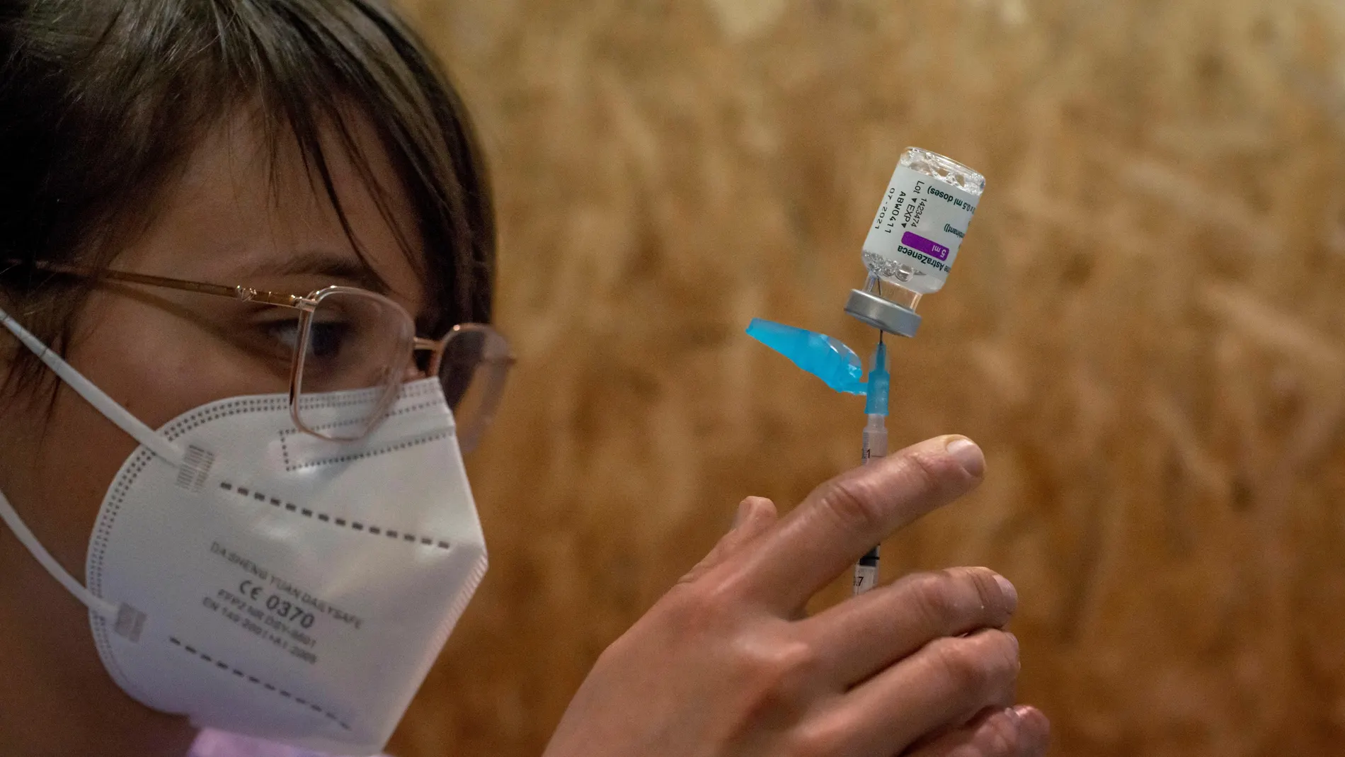 Una empleada sanitaria prepara una dosis de la vacuna de AstraZeneca durante la campaña de vacunación masiva