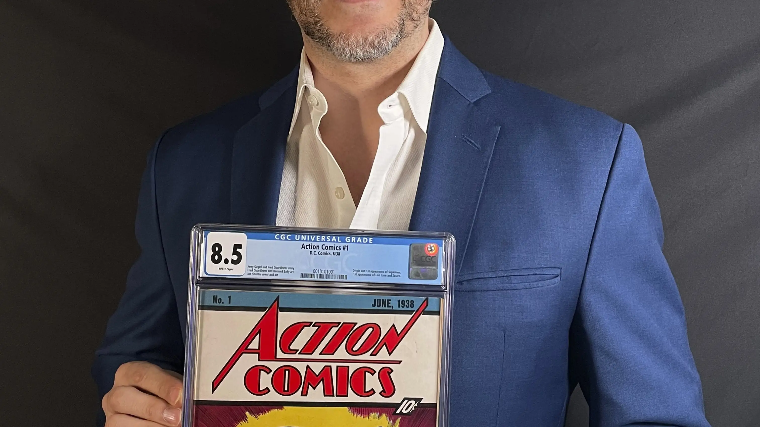 Vincent Zurzolo sostiene la copia de "Action Comic" subastada por más de 2 millones de euros