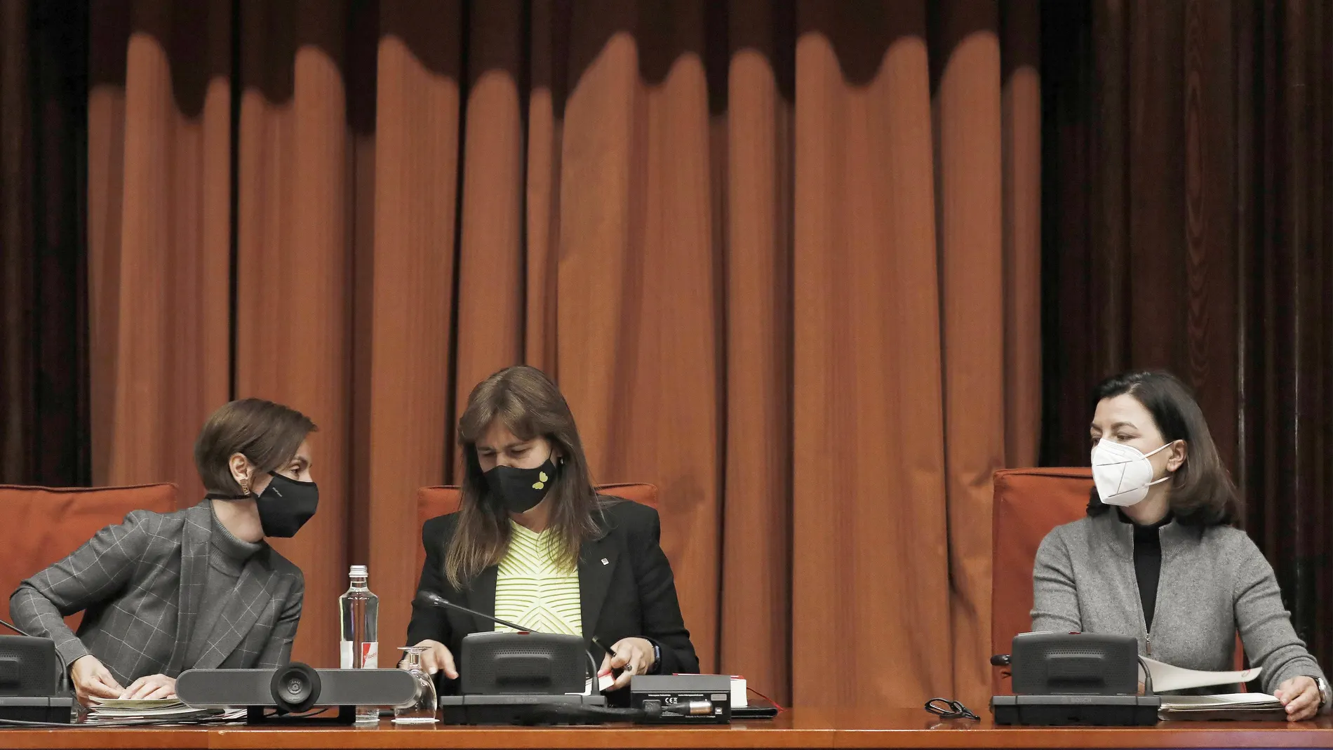 La presidenta del Parlament, Laura Borras de JxCat, junto a la vicepresidenta segunda, Eva Granados (del PSC y la vicepresidenta primera, Anna Caula de ERC