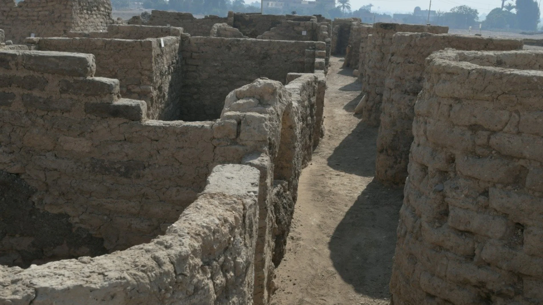 La ciudad hallada bajo la arena de Luxor, en Egipto