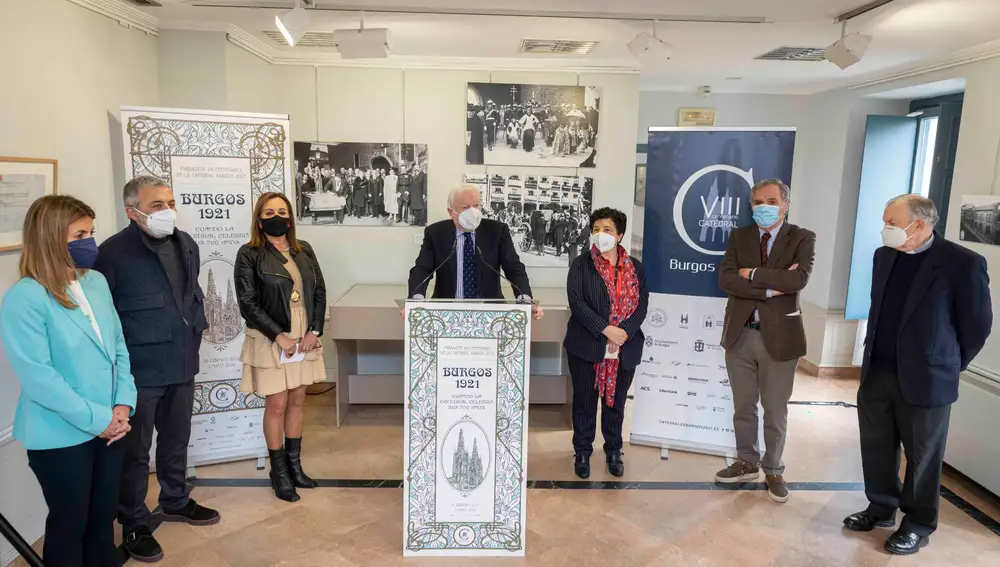 izqda. a dcha.: Piluca Gil (directora general de la Fundación VIII Centenario de la Catedral. Burgos 2021), Pedro Luis de la Fuente (subdelegado del Gobierno en Burgos), Rosario Pérez Pardo (presidenta del Instituto Municipal de Cultura), Antonio Miguel Méndez Pozo (vicepresidente de la Fundación VIII Centenario de la Catedral. Burgos 2021), Isabel Medina (directora de Instituciones de Castilla y León de CaixaBank), Juan Carlos Pérez Manrique (comisario de la exposición ‘Vida cultural en los años 20’) y Pablo González Cámara (deán de la Catedral de Burgos).