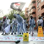  Varios jóvenes “desinfectan” la plaza de Vallecas donde Abascal celebró su mitin 