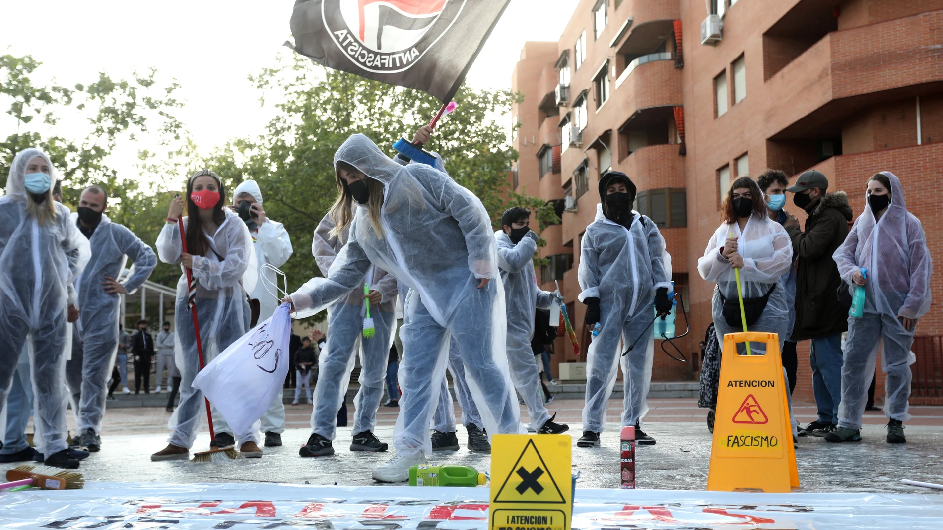 Varias personas durante el acto "Desinfecta Vallekas del Fascismo" en la "Plaza Roja" de Vallecas08/04/2021